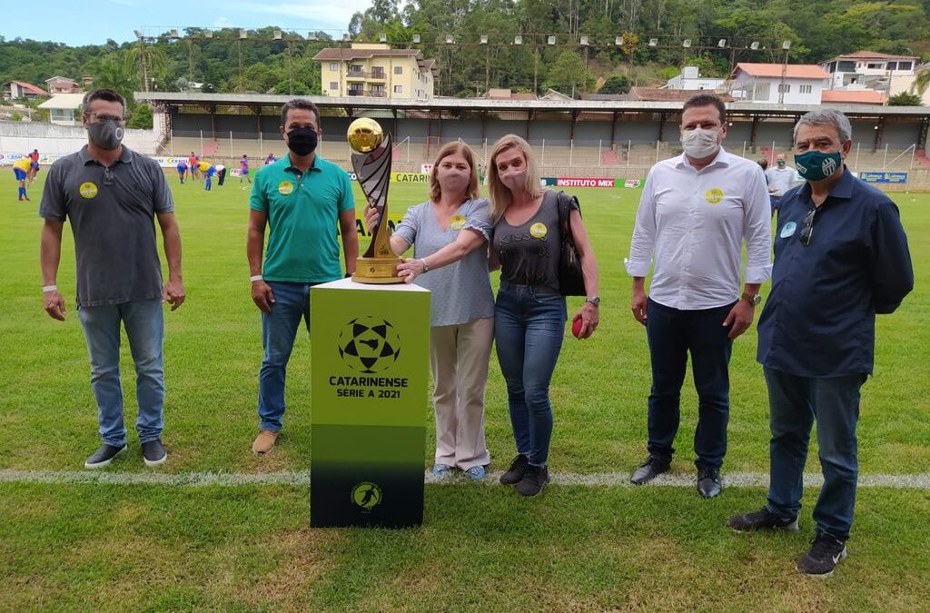 Federação Catarinense de Futebol entrega réplica do Troféu Genésio Ayres Marchetti para a família do ex-desportista